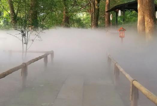 阿克苏景区的里的人造雾是如何喷发出来的